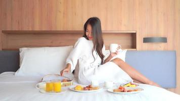 joven, mujer asiática, desayuno, cama video
