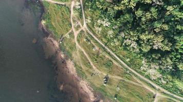 vista aérea del lago a lo largo del bosque por drone