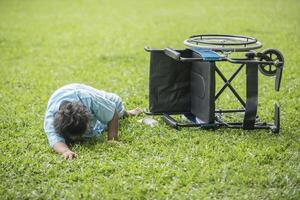 anciana necesita ayuda después de un accidente de una silla de ruedas. foto