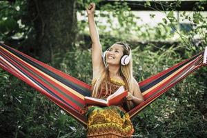 Hermosa joven feliz con auriculares escuchando música