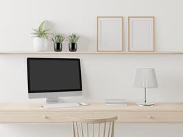 una sala de trabajo con una computadora colocada sobre la mesa foto