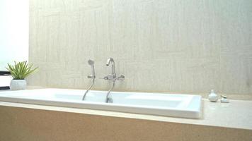 weiße leere Luxusbadewannendekoration im Badezimmerinnenraum video
