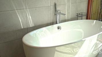 decorazione della vasca da bagno vuota di lusso bianca nell'interno del bagno video