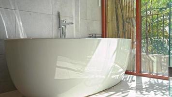 décoration de baignoire vide de luxe blanc à l'intérieur de la salle de bain video