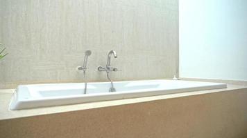 witte luxe lege badkuipdecoratie in badkamerinterieur video