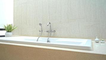 decoração de banheira vazia de luxo branco no interior do banheiro