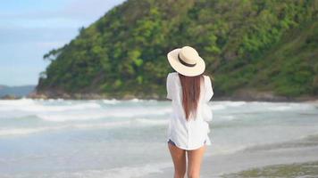 mulher asiática curtindo uma bela praia no oceano video