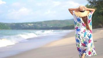 mulher asiática curtindo uma bela praia no oceano