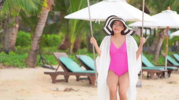 la femme asiatique apprécie la belle plage de l'océan video