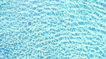 água da piscina abstrata cristalina com reflexo da luz do sol video
