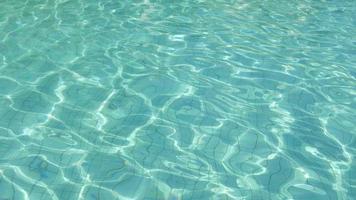 água da piscina abstrata cristalina com reflexo da luz do sol video