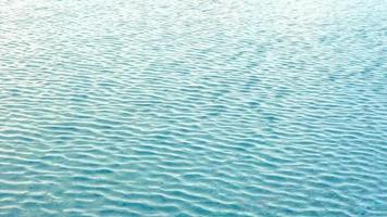 Résumé de l'eau de la piscine cristalline avec reflet de la lumière du soleil video