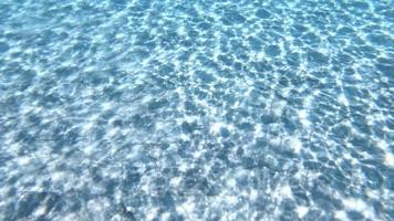 Agua de la piscina abstracta cristalina con reflejo de la luz del sol video