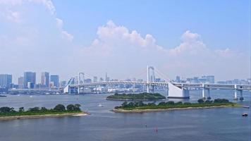 vacker regnbågsbro i tokyo city i japan video