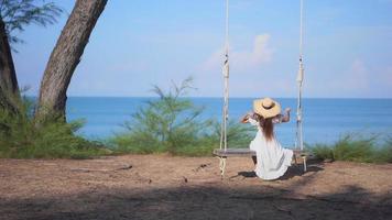 la femme asiatique apprécie la belle plage de l'océan video