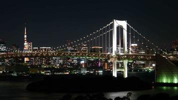 beau pont arc-en-ciel dans la ville de tokyo au japon
