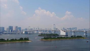 schöne regenbogenbrücke in tokyo stadt in japan video