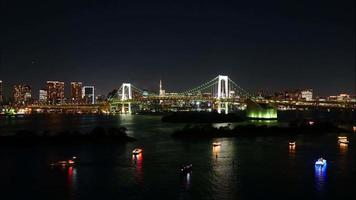 bela ponte arco-íris na cidade de Tóquio no Japão video