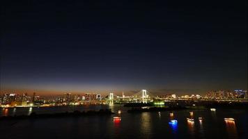 beau pont arc-en-ciel dans la ville de tokyo au japon video