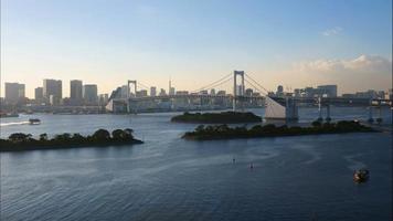 hermoso puente arcoiris en la ciudad de tokio en japón video