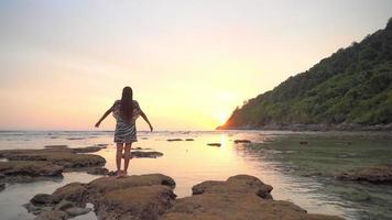 asiatisk kvinna njuter av vacker havsstrand video