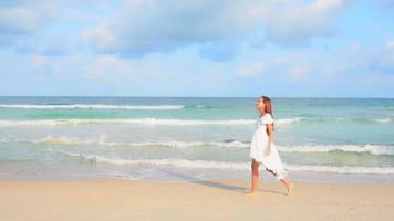 mujer asiática disfruta de la hermosa playa del océano video