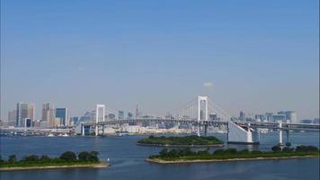 bela ponte arco-íris na cidade de Tóquio no Japão video