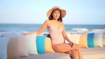 aziatische vrouw geniet van prachtig oceaanstrand video
