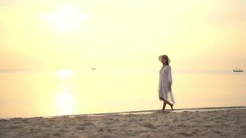 mujer asiática disfruta de la hermosa playa del océano video