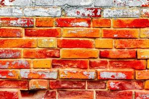 Textura de una pared de ladrillos con grietas y arañazos foto