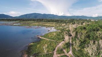 vista aérea del lago a lo largo del bosque por drone foto