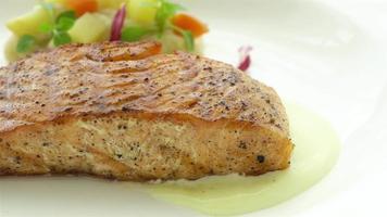 gegrilde zalm vlees steak met groente video