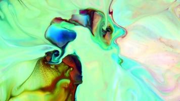 Explosões de cores infinitas abstratas hipnotizando as manchas de tinta na superfície video