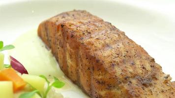 Filete de carne de salmón a la plancha con verdura