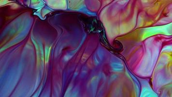 Explosões de cores infinitas abstratas hipnotizando as manchas de tinta na superfície video