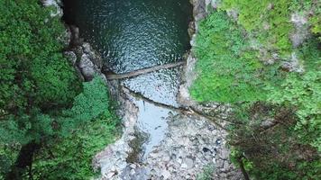 vista aérea superior da cachoeira azhek na floresta de sochi, rússia video