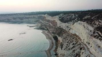 vista aérea de la playa de kourion. limassol. república de chipre. video