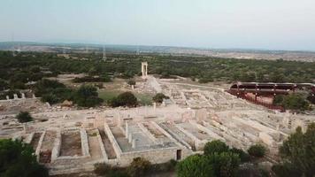 Luftaufnahme des antiken Amphitheaters von Kourion. Limassol, Zypern. video