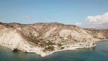 vista aérea de la playa de kourion. limassol. república de chipre. video