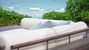 prachtig tropisch zeestrand met parasolstoelen en een blauwe lucht video