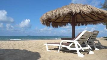 vacker tropisk havsstrand med parasollstolar och en blå himmel video