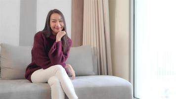 mulher asiática, sente-se no sofá e relaxe video