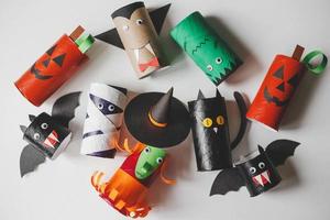 monstruos de halloween de rollos de papel higiénico. manualidades para niños foto