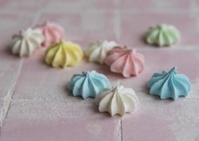 pequeños merengues de colores foto