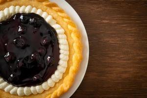 Tarta de queso de arándanos en la placa blanca. foto