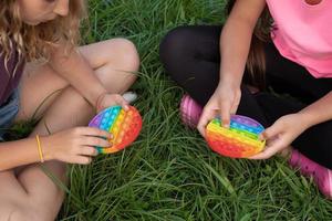 las niñas juegan coloridos juguetes táctiles de silicona foto