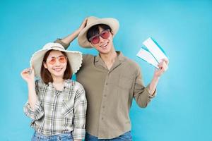 joven pareja asiática viajando felizmente juntos foto