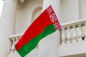 Bandera de Bielorrusia en un edificio en Minsk Bielorrusia foto