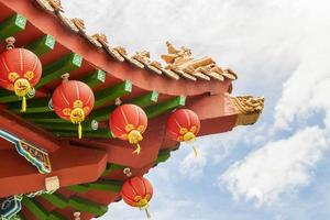 techo del templo de thean hou. colorido arte chino, farolillos de arquitectura