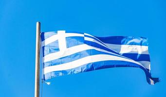 Bandera griega blanca azul con fondo de cielo azul Rodas Grecia. foto